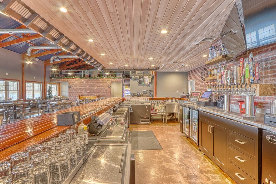 More Photos Of 9971 N Grand Pines Ln, Hayward Restaurant For Sale