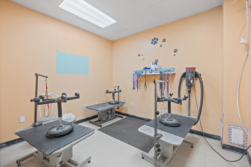 More Photos Of 18505 Statesville Rd, Cornelius Office For Sale