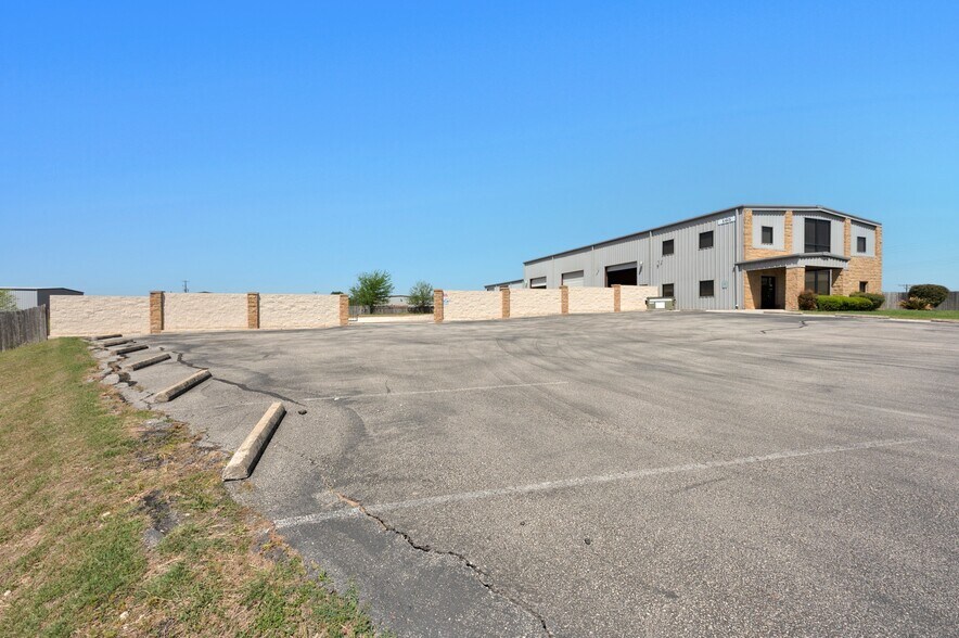 More Photos Of 165 Tecon Cv, Buda Warehouse For Lease