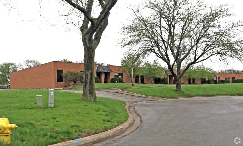 More Photos Of 5016-5026 Chase Ave, Downers Grove Warehouse For Lease