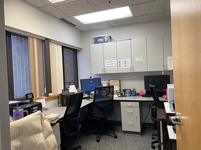 More Photos Of 20 Pondmeadow Dr, Reading Medical For Sale