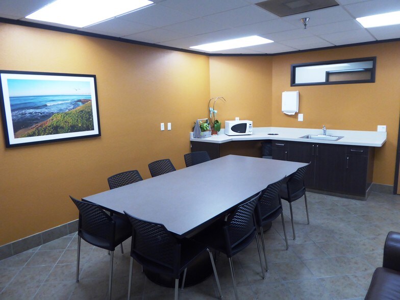 More Photos Of 8380 Miramar Mall Rd, San Diego Flex For Lease