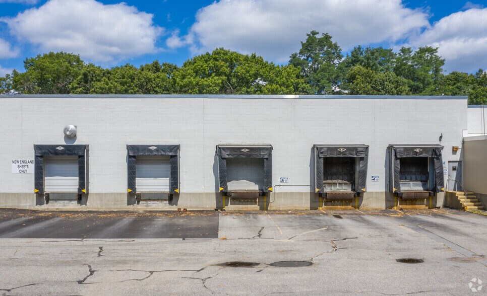 More Photos Of 33 Glen Ave, Chelmsford Warehouse For Lease