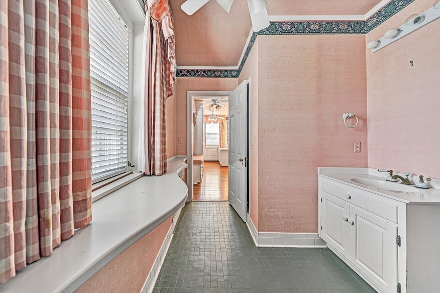 More Photos Of 934 Commander Dr, Roanoke Specialty For Sale