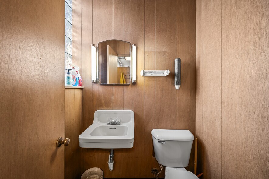 More Photos Of 2028 Washington Ave, Saint Joseph Warehouse For Sale