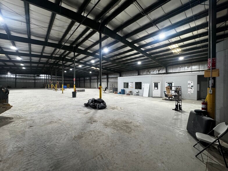 More Photos Of 2001 NE Broadway Ave, Des Moines Warehouse For Sale