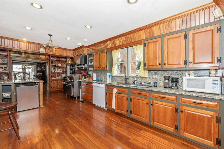 More Photos Of 806 Park Ave, Mount Airy Office For Sale