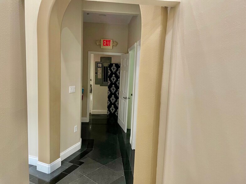 More Photos Of 8810 Commodity Cir, Orlando Showroom For Lease