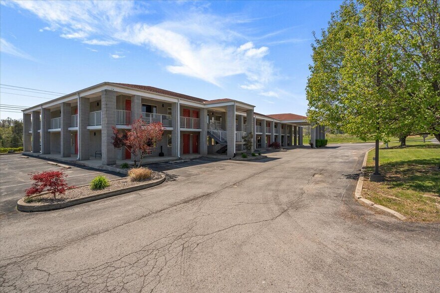 More Photos Of 182 Quillen Chapel Service Rd, Campton Hotel For Sale