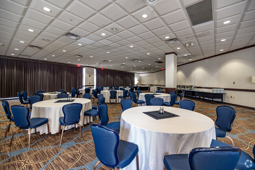 More Photos Of 75 E State St, Columbus Hotel For Sale