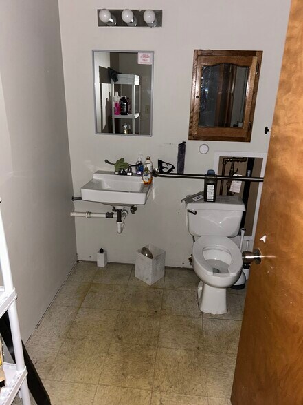 More Photos Of 2 River Walk Mall, Charleston Unknown For Lease