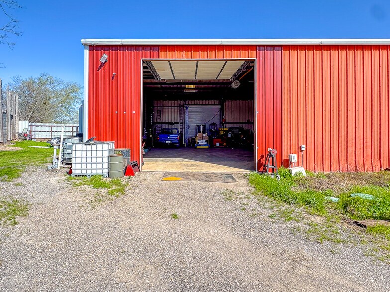 More Photos Of 5305 N Interstate Highway 45, Ennis Manufacturing For Sale