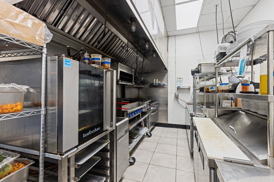 More Photos Of 516 Main St, Longmont Bar For Sale