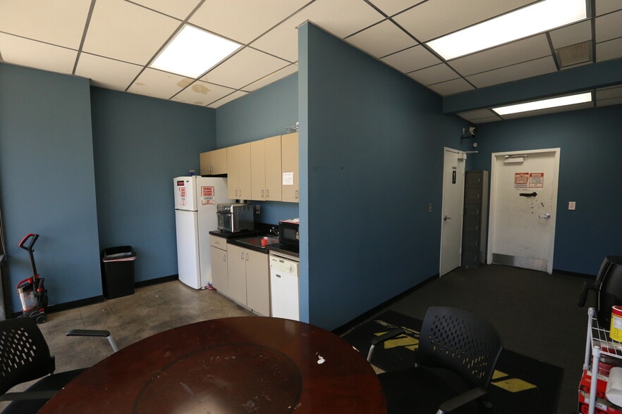 More Photos Of 3042 Matlock Dr NW, Kennesaw Warehouse For Sale