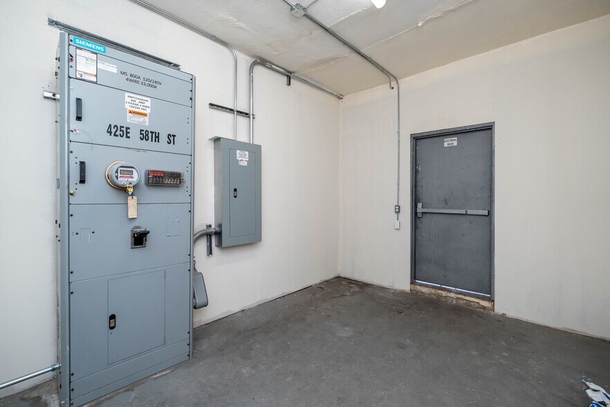 More Photos Of 425 E 58th St, Los Angeles Warehouse For Lease