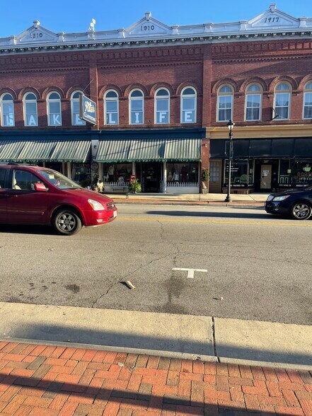 More Photos Of 304 Virginia Ave, Clarksville General Retail For Lease
