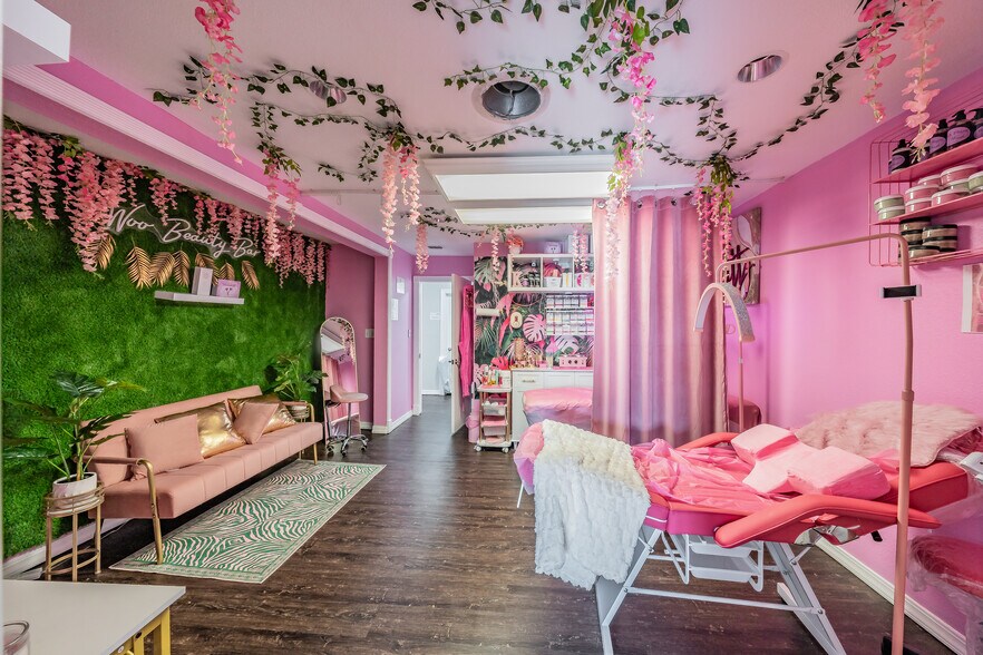 More Photos Of 7235 Glenview Dr, Richland Hills Office For Sale