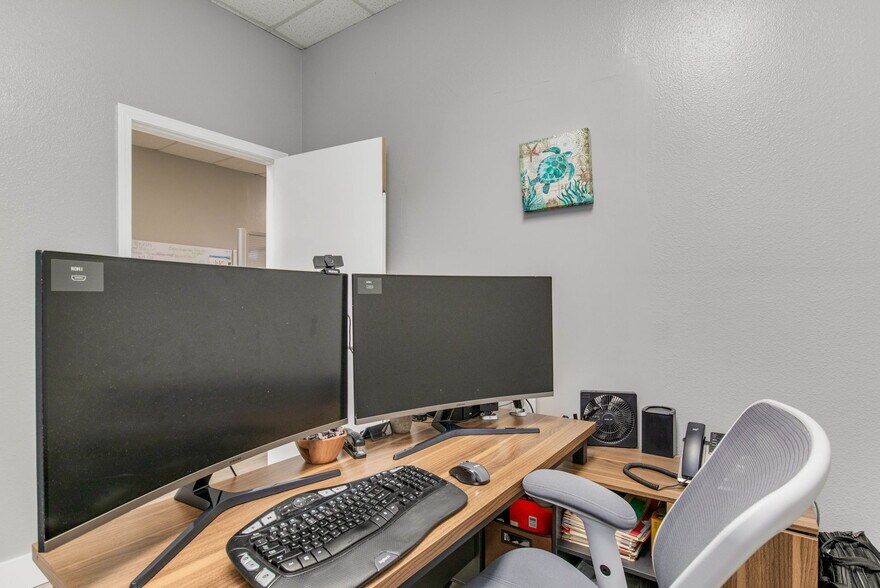 More Photos Of 913 Gulf Breeze Pky, Gulf Breeze General Retail For Sale