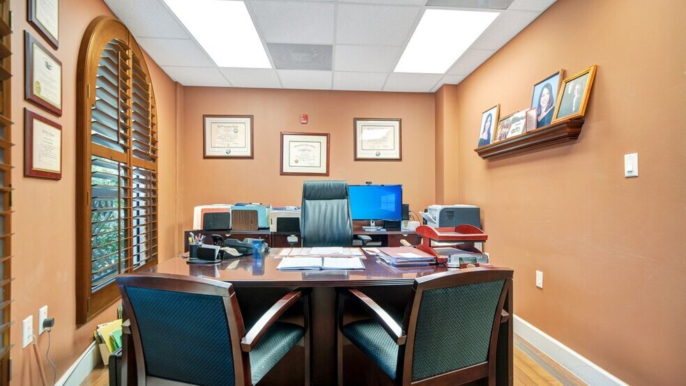 More Photos Of 260 Lookout Pl, Maitland Medical For Sale