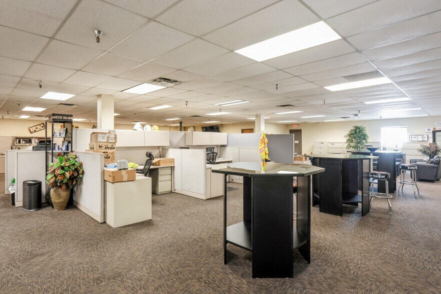 More Photos Of 2301 Fleur Dr, Des Moines Warehouse For Lease
