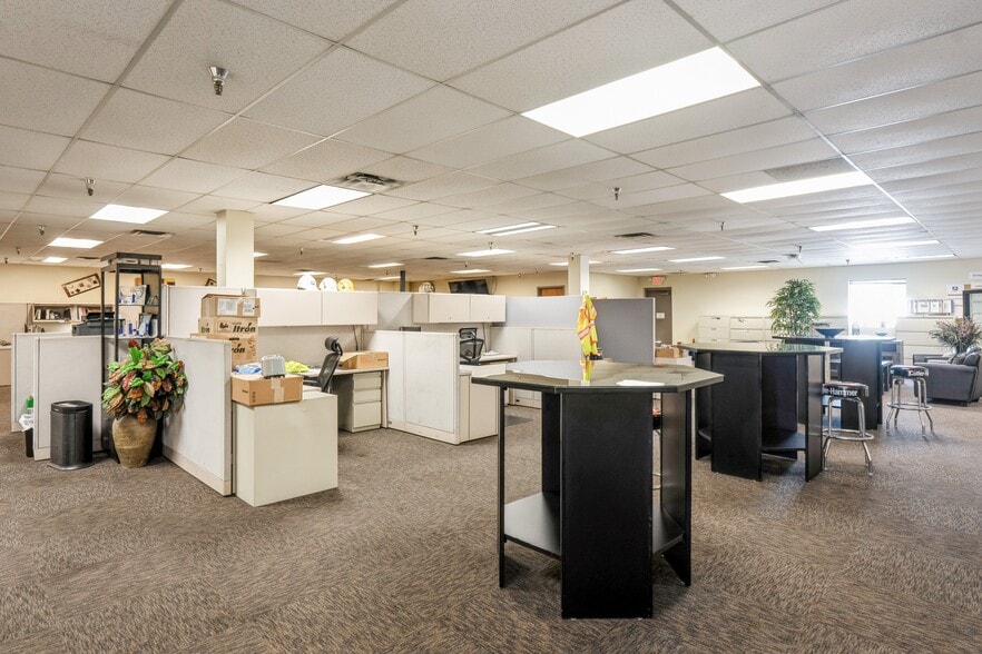 More Photos Of 2301 Fleur Dr, Des Moines Warehouse For Sale