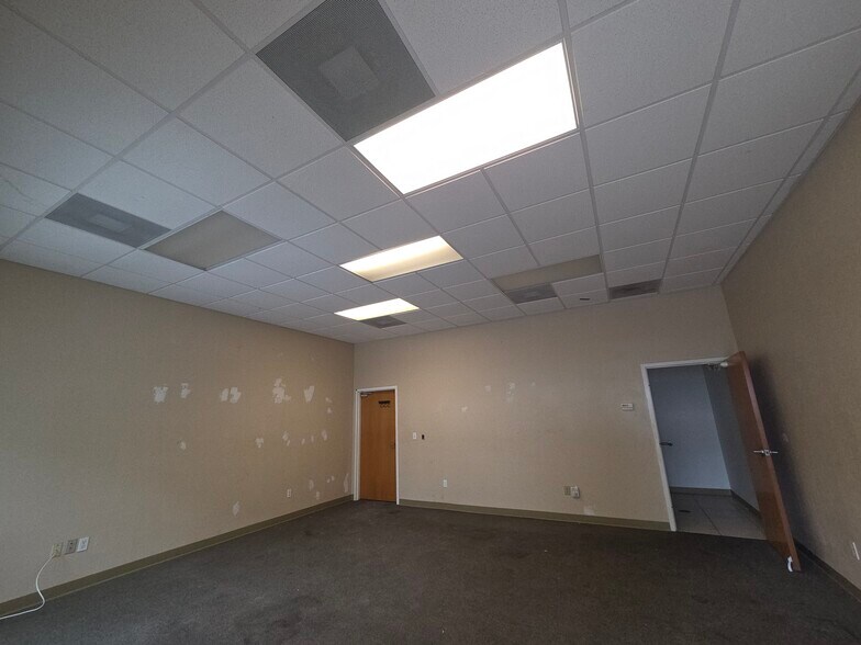 More Photos Of 3550 Work Dr, Fort Myers Showroom For Lease