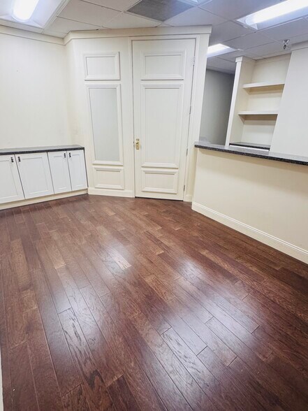 More Photos Of 21731 Ventura Blvd, Woodland Hills Medical For Lease
