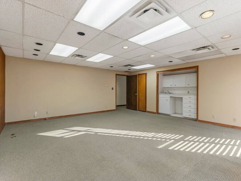 More Photos Of 140 W 2100 S, Salt Lake City Office For Sale