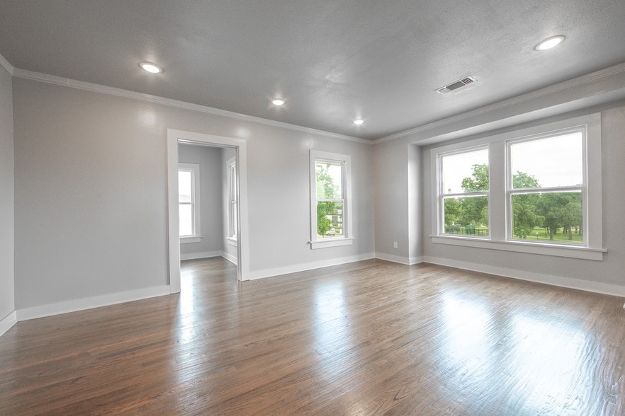 More Photos Of 209 E University Dr, Denton Medical For Lease