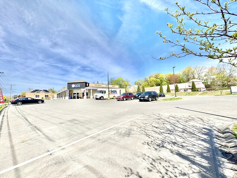 More Photos Of 96 Grove St, Waterbury Supermarket For Sale