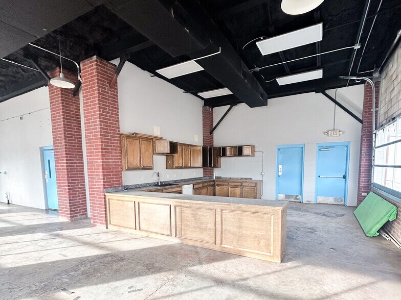 More Photos Of 2420 14th st, Lubbock Office For Lease