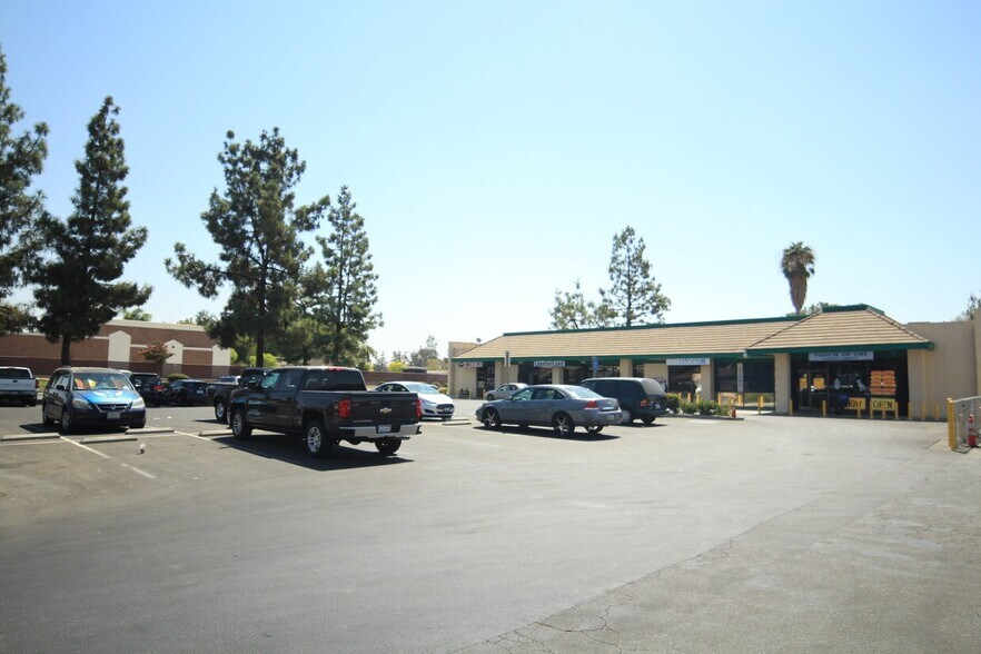 Primary Photo Of 4601-4619 Wilson Rd, Bakersfield Storefront For Lease