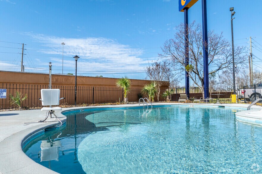 More Photos Of 911 Bush River Rd, Columbia Hotel For Sale