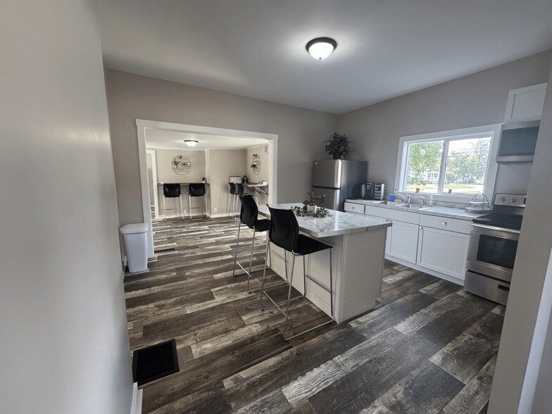 More Photos Of 1422 E Center St, Warsaw Freestanding For Sale