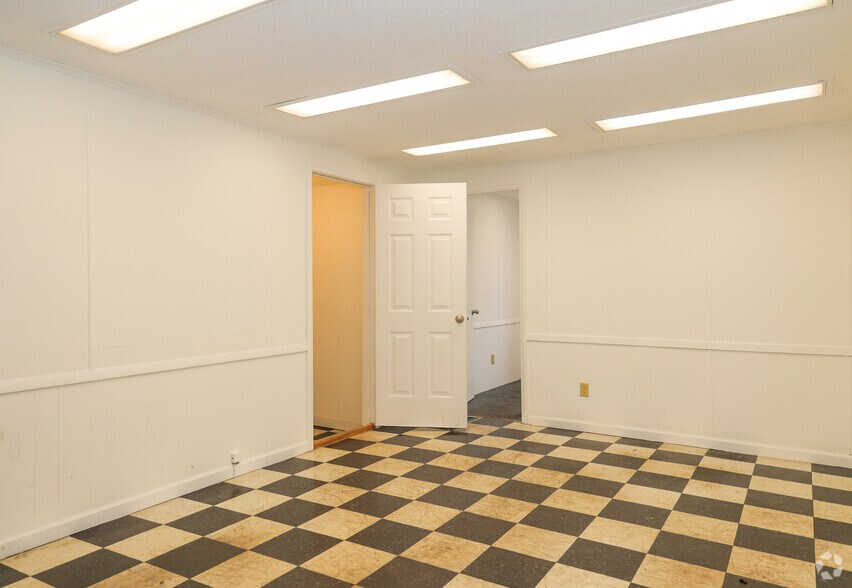 More Photos Of 6645 Denver Industrial Park Rd, Denver Warehouse For Lease