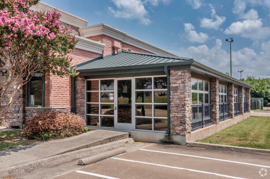 More Photos Of 2290 S Stemmons Fwy, Lewisville Restaurant For Lease