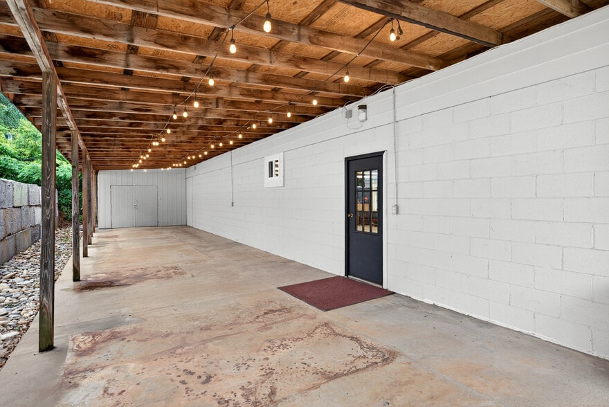More Photos Of 332 S Howard Ave, Landrum Freestanding For Sale