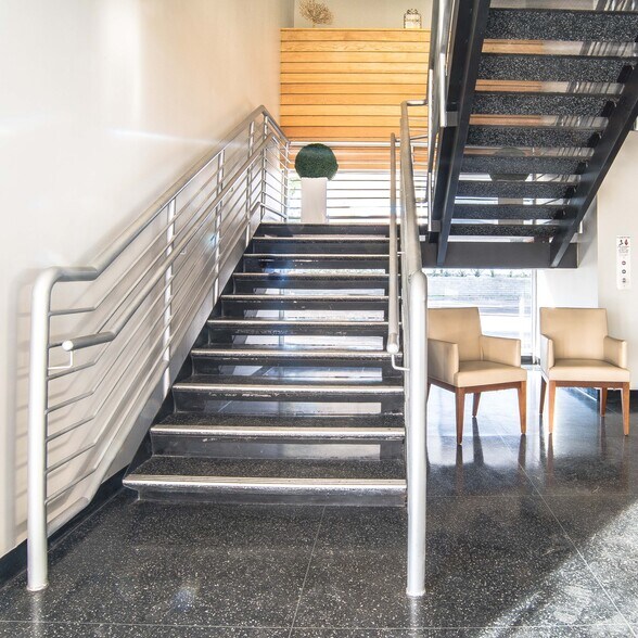 More Photos Of 383 S Palm Canyon Dr, Palm Springs Storefront Retail Office For Lease
