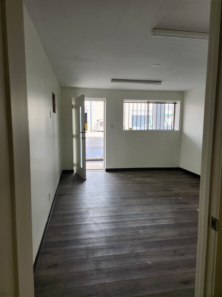 More Photos Of 1617 Peach Leaf St, Houston Warehouse For Lease