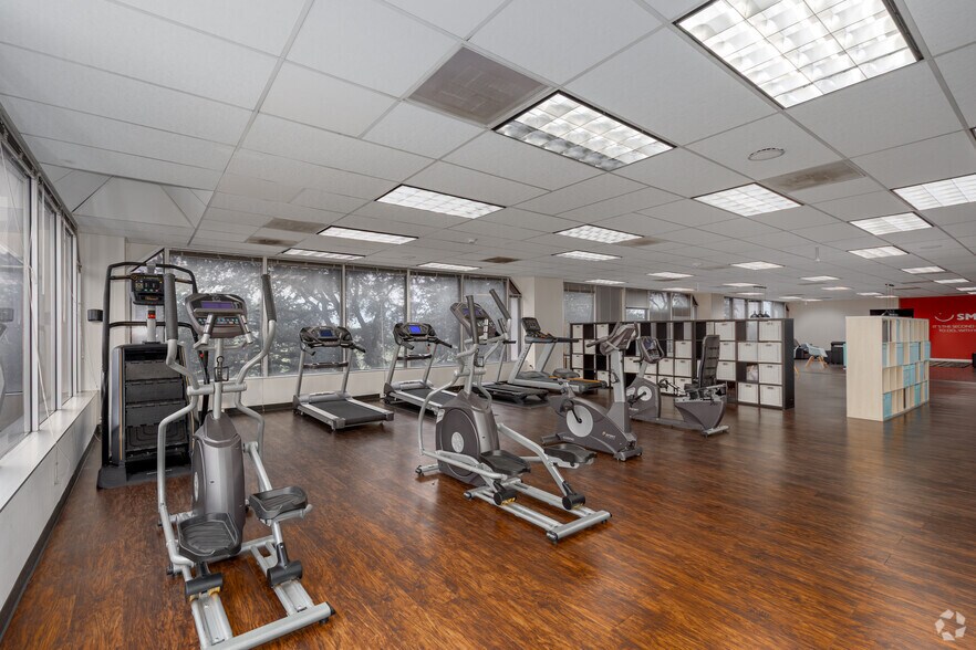 More Photos Of 1111 W Mockingbird Ln, Dallas Office For Sale