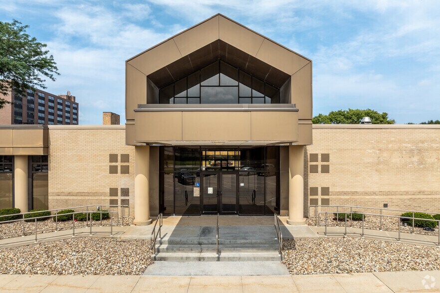 More Photos Of 191 W 5th St, Waterloo Bank For Sale