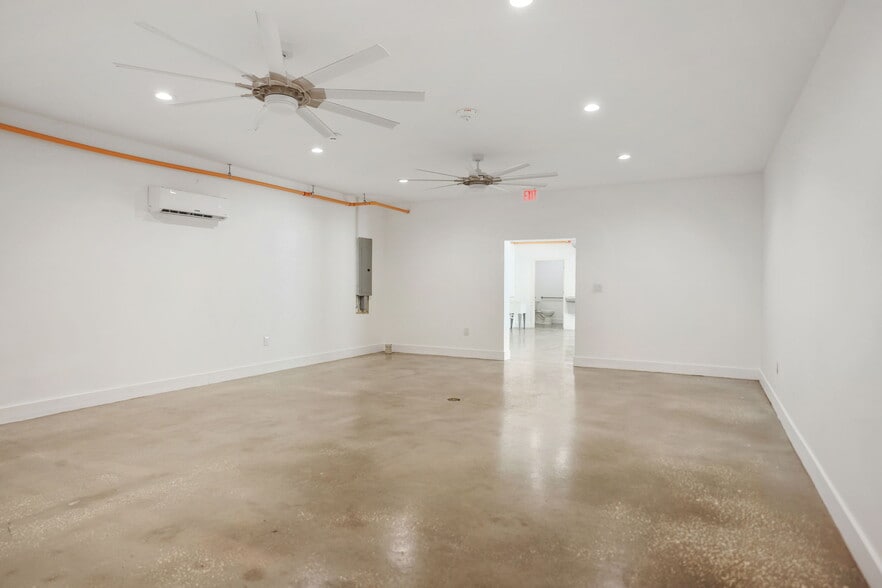 More Photos Of 10830 Navajo Dr, Saint Petersburg Showroom For Sale