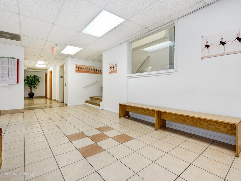 More Photos Of 2126 N First St, Highland Park Service For Sale