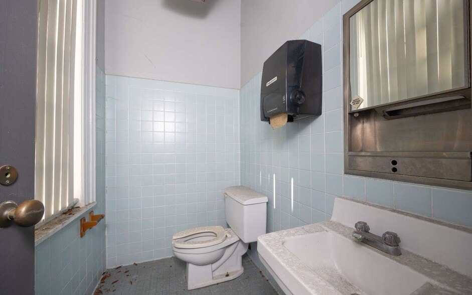 More Photos Of 400 S Ohio Ave, Live Oak Post Office For Sale