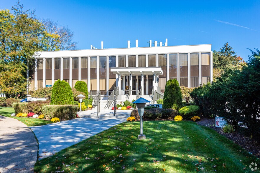 More Photos Of 300 Knickerbocker Rd, Cresskill Medical For Lease