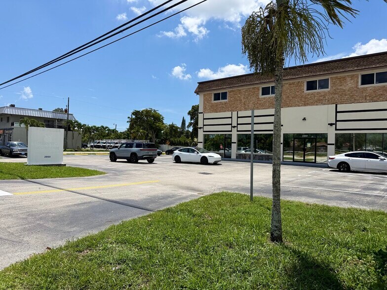More Photos Of 2950 W Griffin Rd, Fort Lauderdale Freestanding For Lease