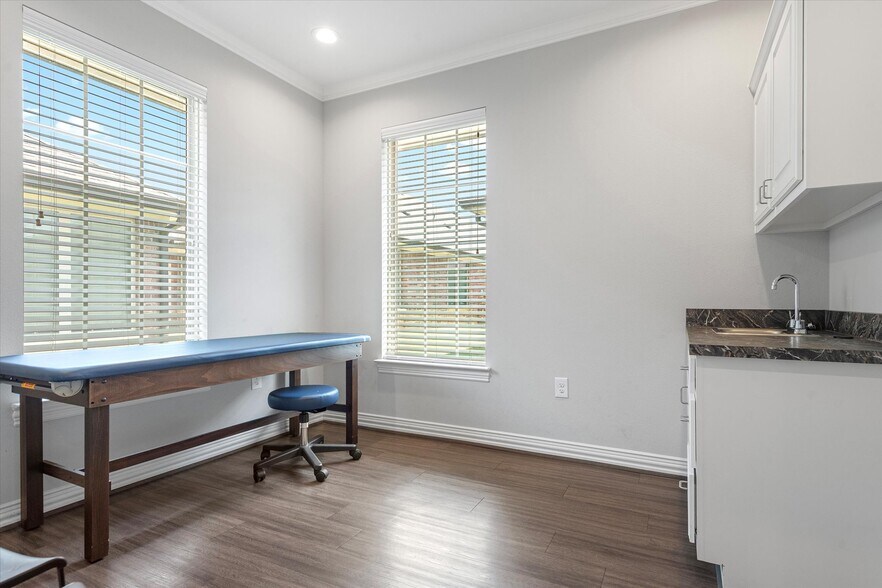 More Photos Of 425 Old Newman Rd, Frisco Medical For Lease