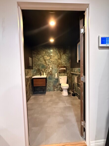 More Photos Of 463-467 S La Brea Ave, Los Angeles Storefront Retail Office For Lease