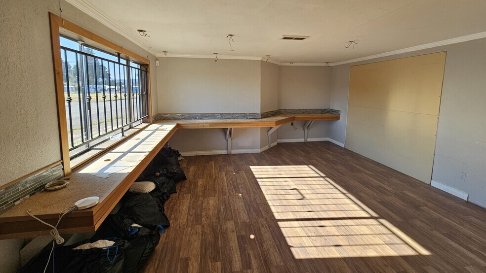 More Photos Of 551 14th Ave, Longview Freestanding For Sale