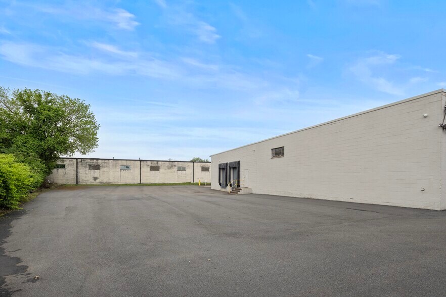 More Photos Of 178 Commerce Rd, Carlstadt Warehouse For Lease